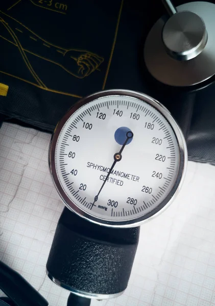 Orvosi eszközök: sztetoszkóp a betegek és a vérnyomás mérésére szolgáló készülék. — Stock Fotó