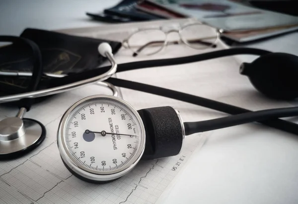 Dispositifs médicaux : stéthoscope pour l'auscultation des patients et appareils de mesure de la pression artérielle. — Photo