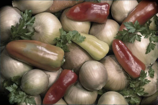 Foglie di peperone rosso, giallo, verde, cipolla e prezzemolo . — Foto Stock