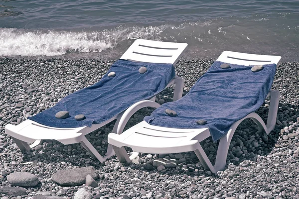 两个太阳椅在海边放松. — 图库照片