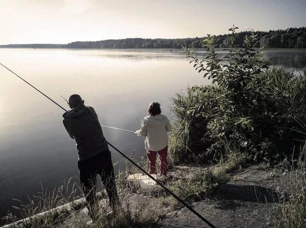 Pesca uomo e donna nel lago. — Foto Stock