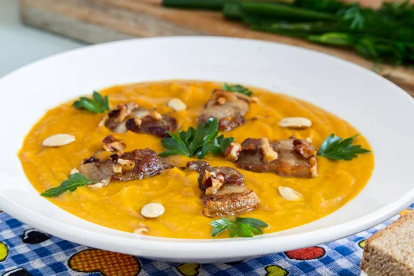 Sopa de abóbora com bacon frito com nozes. — Fotografia de Stock