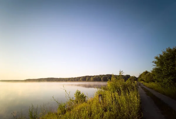 Velké krásné jezero brzy ráno — Stock fotografie
