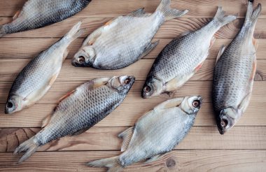 Tahta bir masada kurumuş hamamböceği yatıyor.