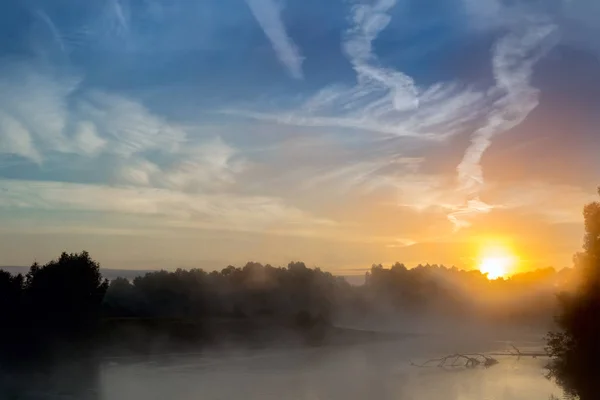 Morgenlandschaft mit Sonnenaufgang über dem See — Stockfoto