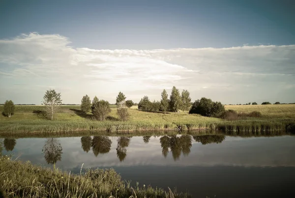 Grande bellissimo lago la mattina presto — Foto Stock