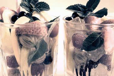 Ev yapımı yaz ferahlatıcı meyve ve meyve kokteyli..