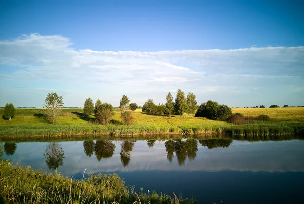 Velké krásné jezero brzy ráno — Stock fotografie