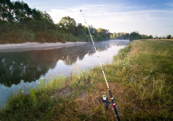 Attrezzatura da pesca per la cattura del pesce nel fiume. — Foto Stock