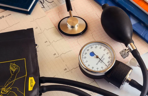 Dispositifs médicaux : stéthoscope pour l'auscultation des patients et appareils de mesure de la pression artérielle. — Photo