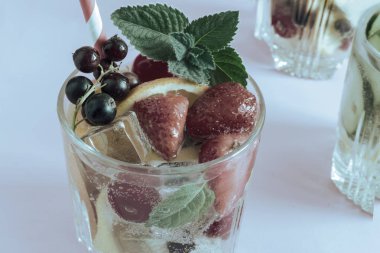 Ev yapımı yaz ferahlatıcı meyve ve meyve kokteyli..