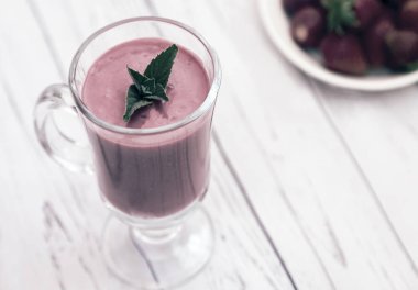 Olgun tatlı çilek ve yoğurt ile güler yüzlü