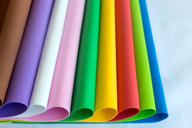 Farklı renklerde yumuşak kağıt levhalar