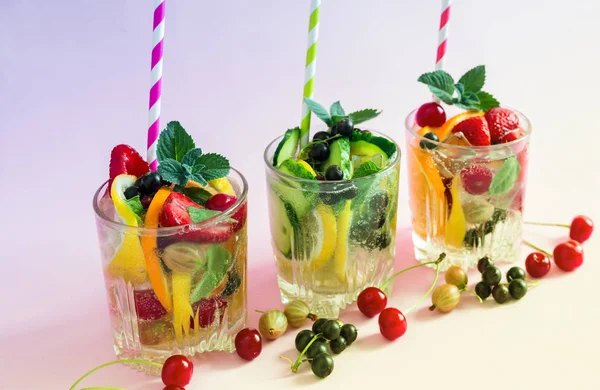Domácí letní osvěžující koktejl ovoce a bobulí. Royalty Free Stock Fotografie