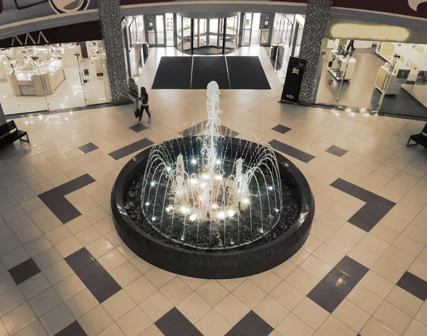 Centro comercial y de entretenimiento con un hermoso interior . —  Fotos de Stock