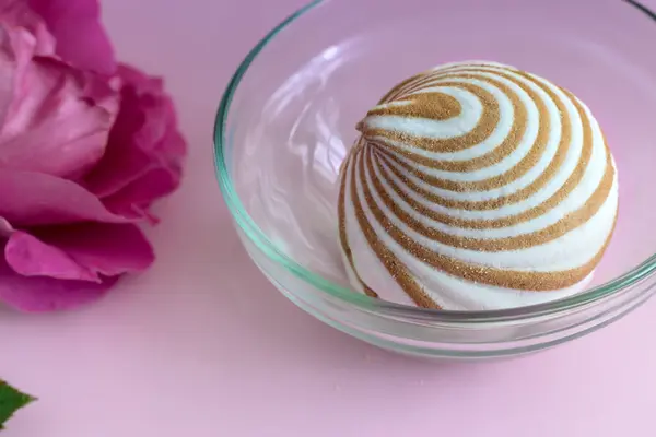 Um marshmallow em um vaso de vidro ao lado de uma rosa. — Fotografia de Stock