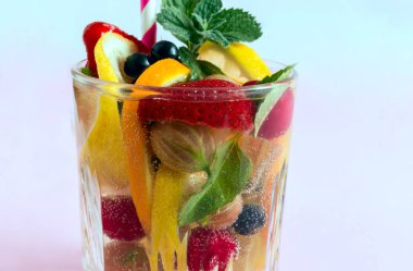 Ev yapımı yaz ferahlatıcı meyve ve meyve kokteyli..