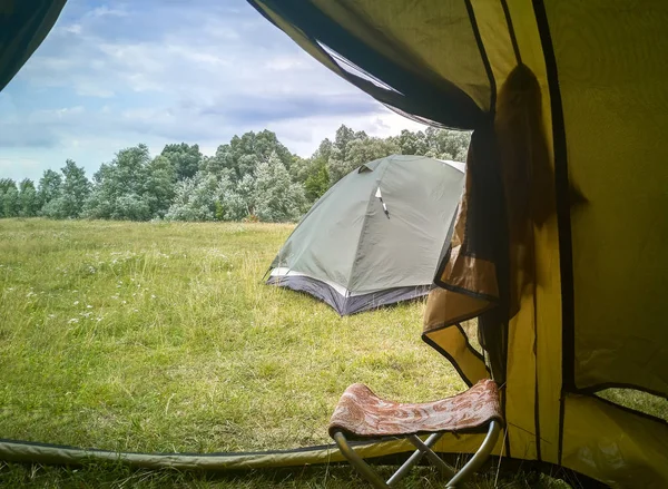 Widok z namiotu na okolice. — Zdjęcie stockowe