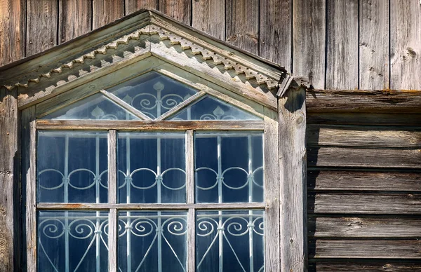 Fragment des Fensters der alten orthodoxen Kirche — Stockfoto