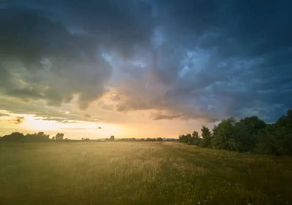 Krajina s Bouřnou oblohou při západu slunce. — Stock fotografie