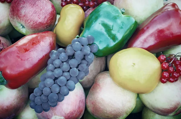 Une variété de grands fruits et légumes mûrs dans le récipient . — Photo