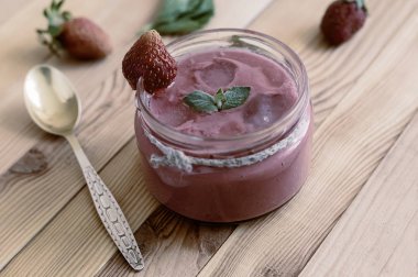 Çilek-buz ve nane yaprakları ile yoğurt Smoothie