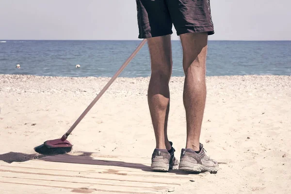 Сервисный персонал проводит уборку пляжей на морских пляжах — стоковое фото