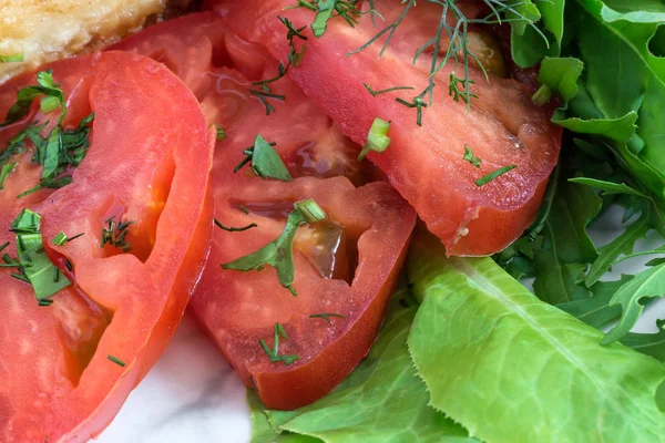 Нарізані помідори поруч з салатом і петрушкою . — стокове фото