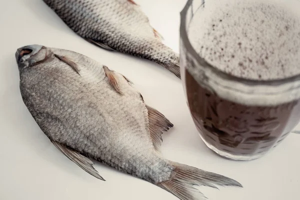 Peixe seco na mesa e um copo de cerveja — Fotografia de Stock