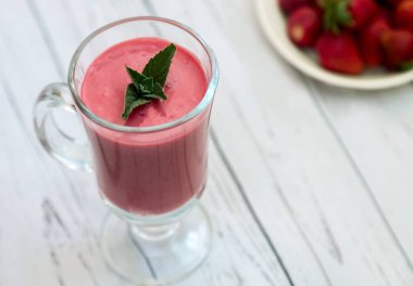 Olgun tatlı çilek ve yoğurt ile güler yüzlü