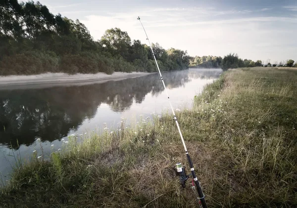 Attrezzatura da pesca per la cattura del pesce nel fiume. — Foto Stock