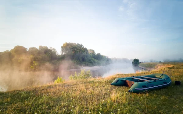 Paysage matinal avec brouillard sur la rivière . Images De Stock Libres De Droits