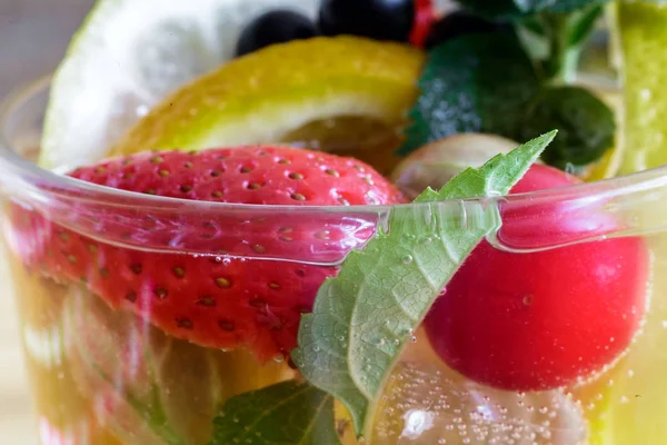 여름 휴가철 과일 과 딸기를 섞어 놓은 상쾌 한 칵테일. — 스톡 사진