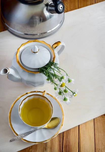 The flowers of the medicinal chamomile a decoction of the flowers — Stock Photo, Image