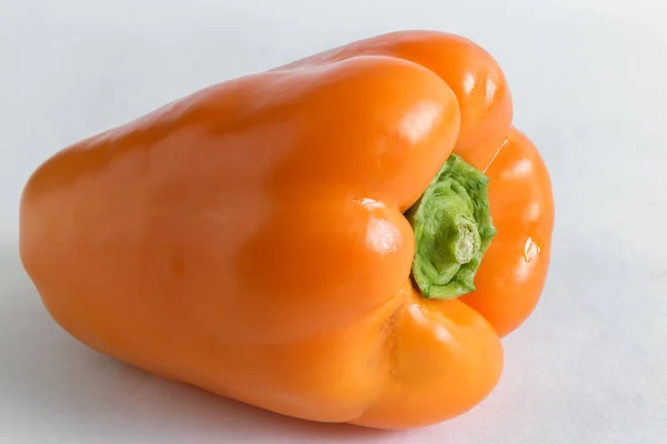 Velká žlutá paprika na světlém pozadí — Stock fotografie