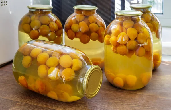 Home canning : compote d'abricot dans des bocaux en verre. — Photo