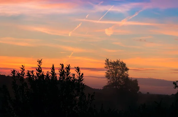 Ranní krajina s východem slunce nad jezerem — Stock fotografie