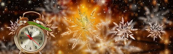雪の結晶と星とカラフルなクリスマスの背景 — ストック写真