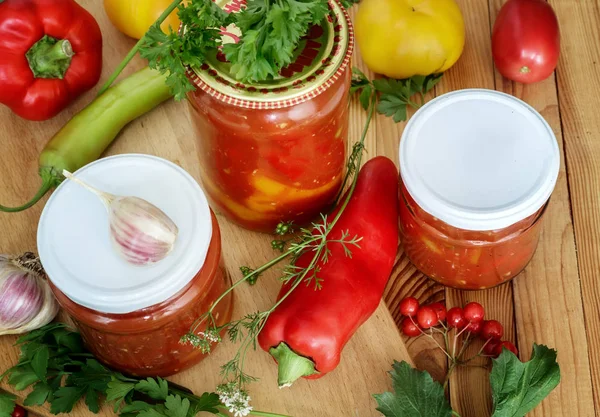 Domácí konzervárna: konzervované papriky ve skleněných sklenicích Stock Fotografie