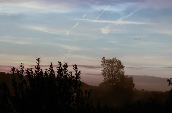 Paesaggio mattutino con alba sul lago — Foto Stock