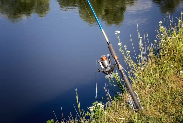 Αλιευτική αντιμετώπιση για την αλίευση ιχθύων στο ποτάμι. — Φωτογραφία Αρχείου