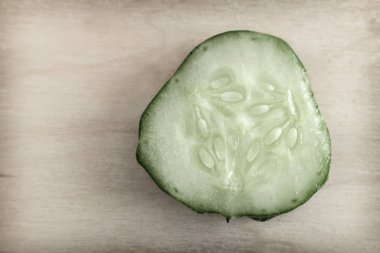 Genç bir salatalığın kesiti, üst görünüm, yakın çekim