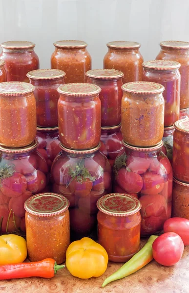 Home canning : légumes en conserve dans des bocaux en verre — Photo