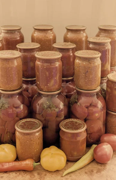 Casa enlatamento: legumes enlatados em frascos de vidro — Fotografia de Stock