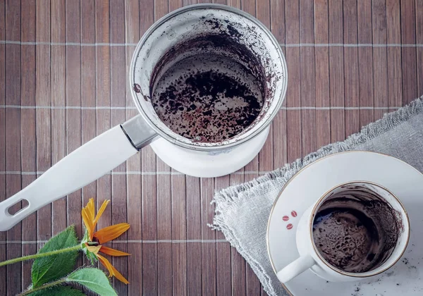 Une tasse de café sale et une soucoupe et une tasse de café. Photo De Stock