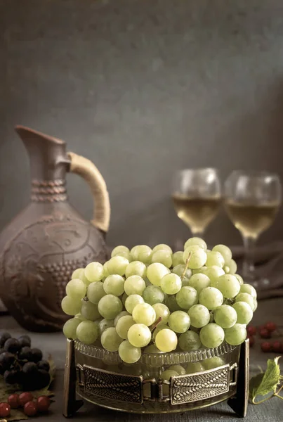 Виноград і вино в глечику і келихах — стокове фото