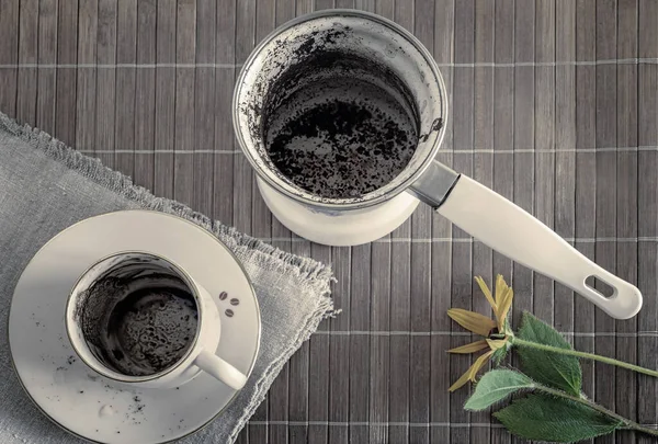 Špinavý šálek kávy a talíř a hrnek na kávu. Stock Snímky