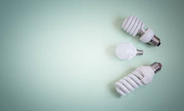 Işık arka planında elektrik tasarrufu lambaları.