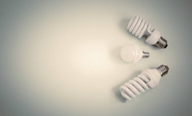Işık arka planında elektrik tasarrufu lambaları.