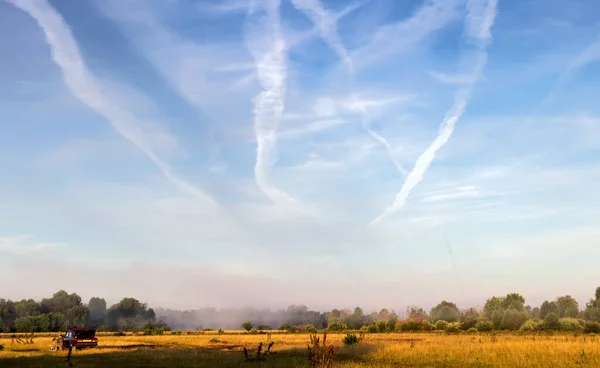 Morgenlandschaft mit Sonnenaufgang über dem Horizont — Stockfoto